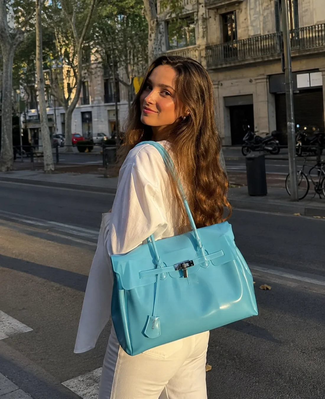 Bolso Jelly turquesa JELLOCO en un look urbano para conciertos y eventos