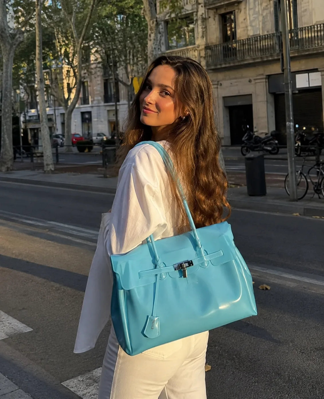 Bolso Jelly turquesa JELLOCO en un look urbano para conciertos y eventos