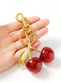Detalle del herraje metálico del Cherry Pop Charm