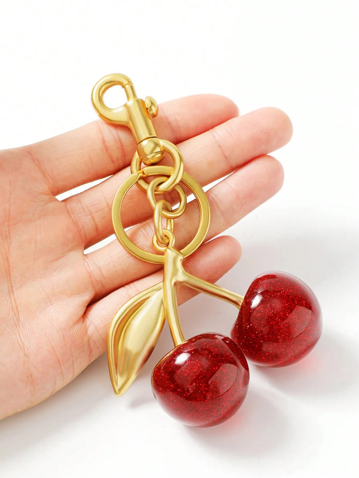 Detalle del herraje metálico del Cherry Pop Charm
