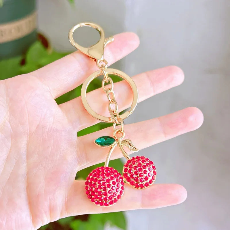 Cherry Pop Charm colocado en un bolso de mujer